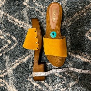 texto- marigold, suede wooden mules